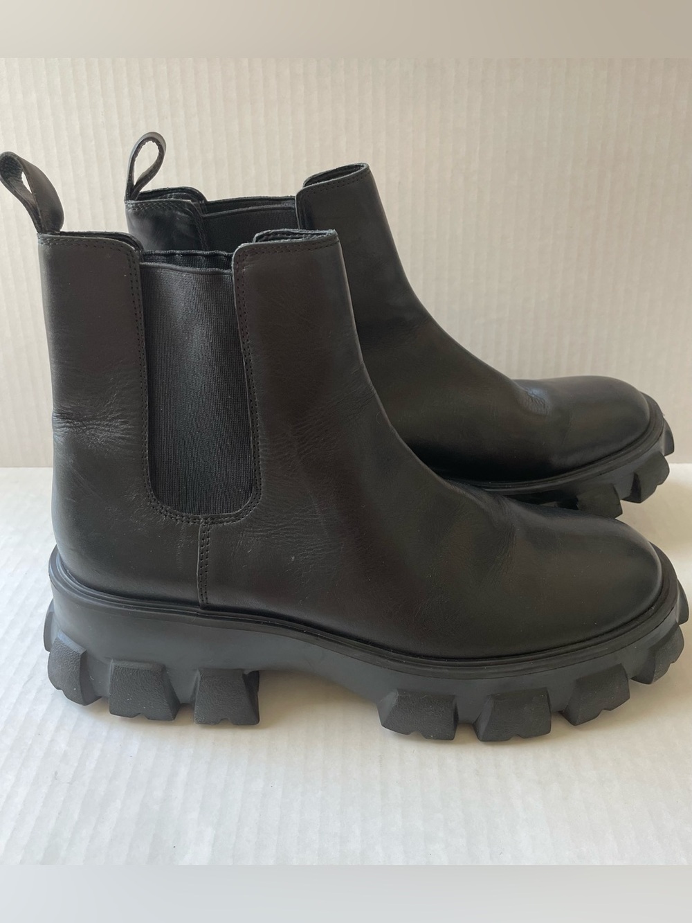 Gianni Bini Women’s Black Leather Chelsea Ankle Boots Lug Sole Round Toe Sz 11